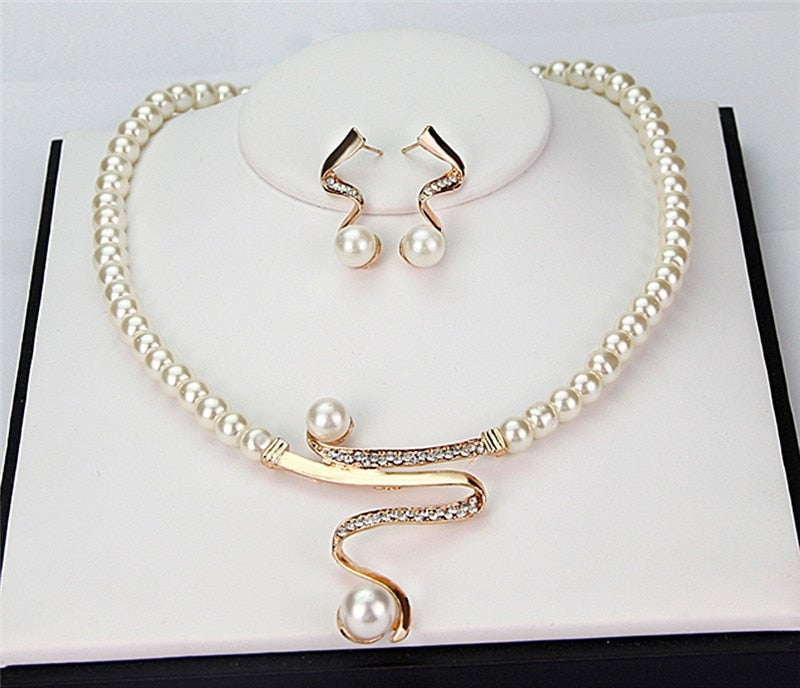 Luciya™ - สร้อยคอไข่มุกดีไซน์เกลียวที่มีความสง่างาม